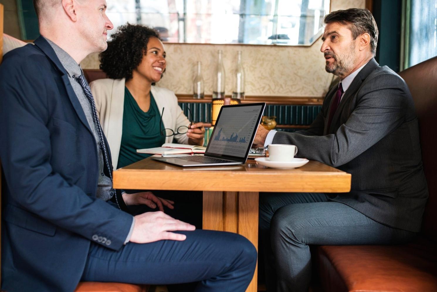 Bureau avec calendriers et plans d'investissement organisés
